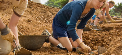 Student digging in Sanisera