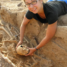 Student with a Roman skull from the Sanisera necropolis