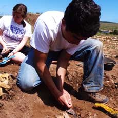 Student digging in the Roman city of Sanisera