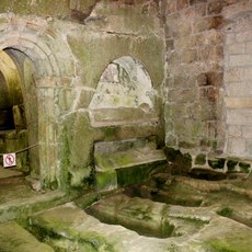 Iglesia medieval con tumbas en su interior.