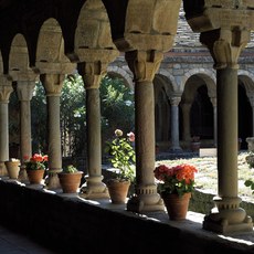 Espacio interior del monasterio medieval de Roda de Isabena (Pirineo)