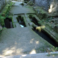 Tumbas antropomórficas medievales excavadas en la roca