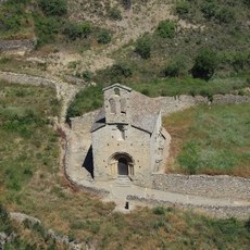 Iglesia medieval que refleja la típica arquitectura en el Pirineo en los siglos XI-XIII