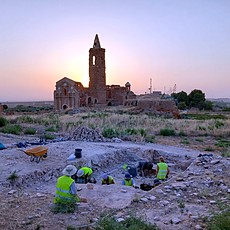 Excavation of the Jewish quarter at sunrise, with the church of San Martín de Tours behind